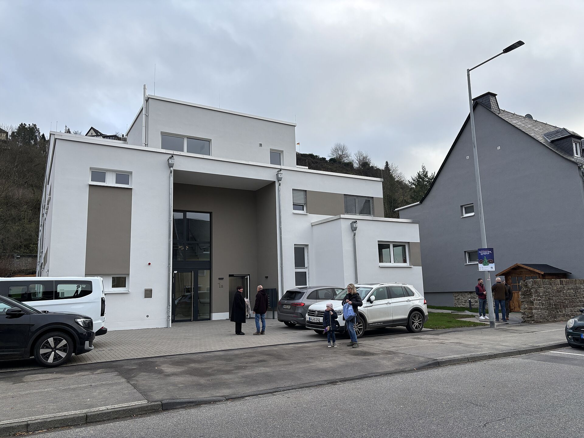 Ein modernes Haus vor dem Menschen laufen. 